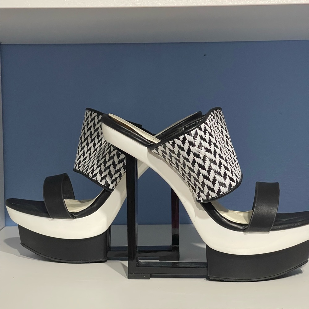 Stylish Black and White Women's Platform Sandals